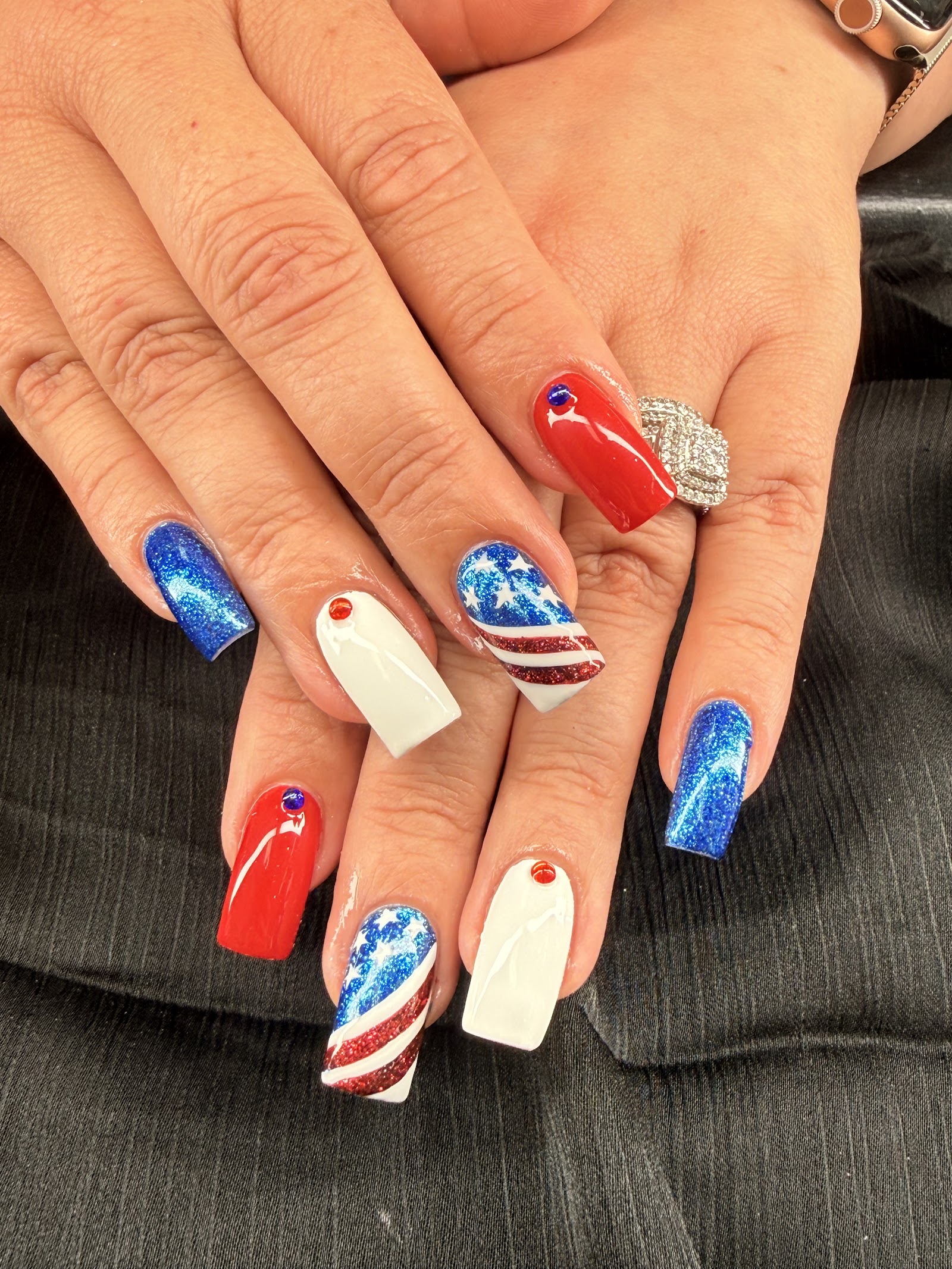 Nails 4 U logo